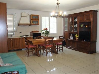 Appartamento con fondo artigianale o magazzino in periferia di Cecina